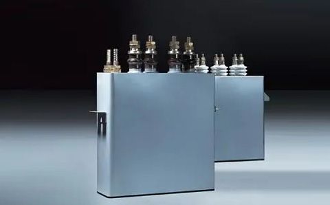 電容器在直流電路中起什么作用？